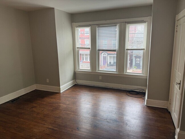 Building Photo - 528 E King St