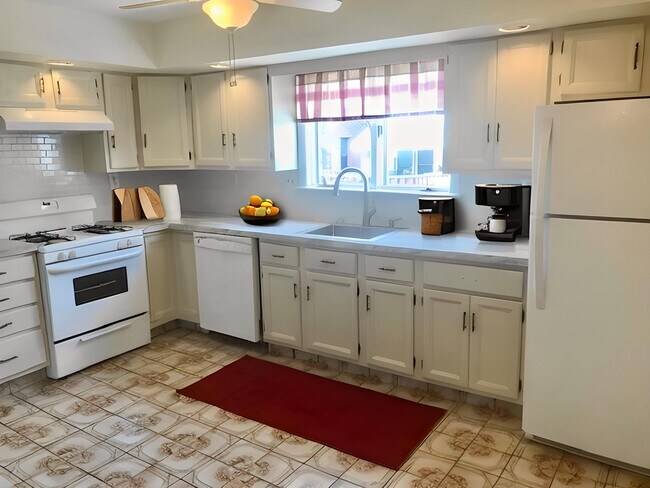 Kitchen - 1010 Edgemore Rd