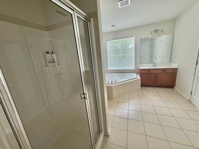 Building Photo - Spacious 3BR/2.5BA Townhome in Desirable B...