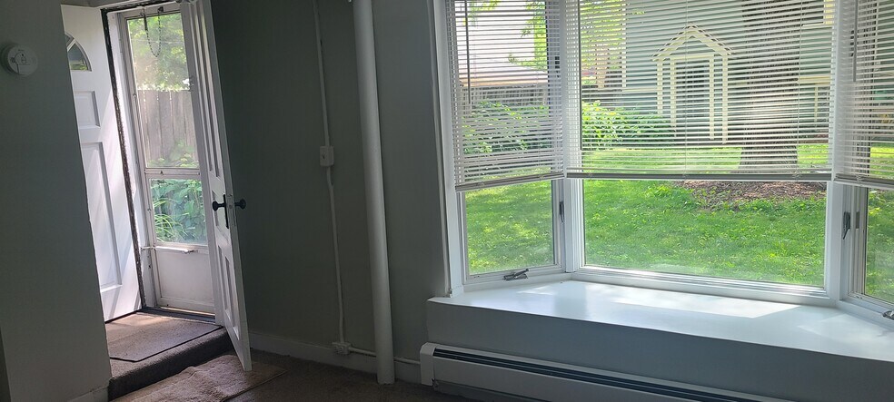 entryway with bay window, private yard - 1512 Wesley Ave