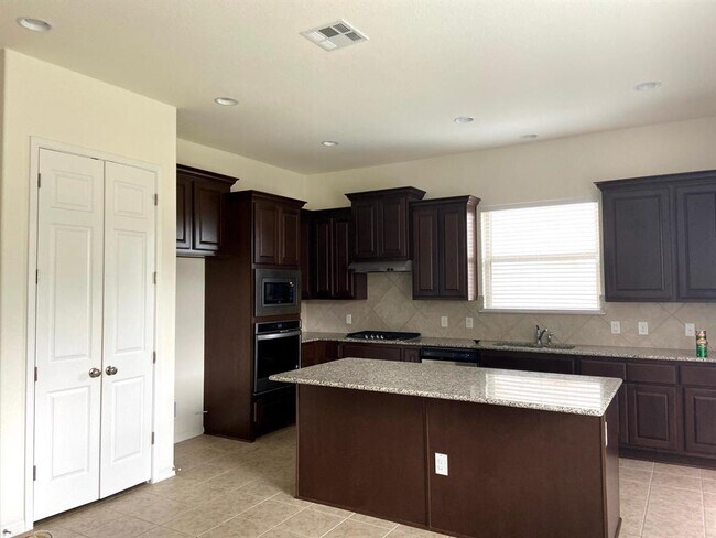 Building Photo - 2918 Zelma Dr