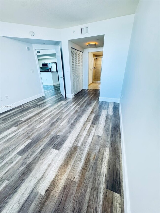 Building Photo - 19501 W Country Club Dr