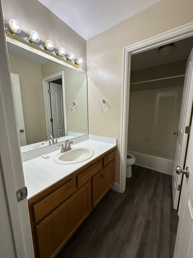 Building Photo - Condo in County Woods HOA