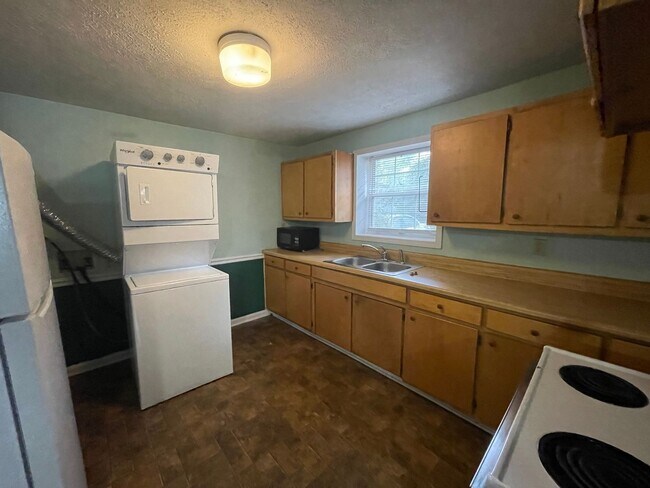 Building Photo - 162 Tibbetts St
