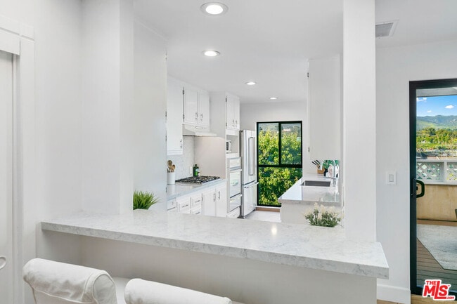 Building Photo - 6502 Dume Dr