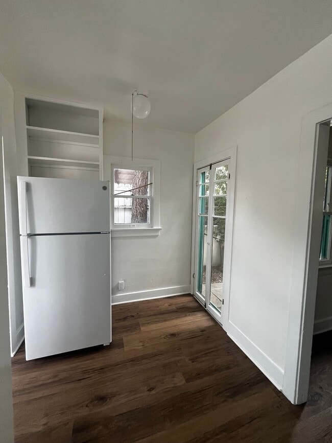 Building Photo - 921