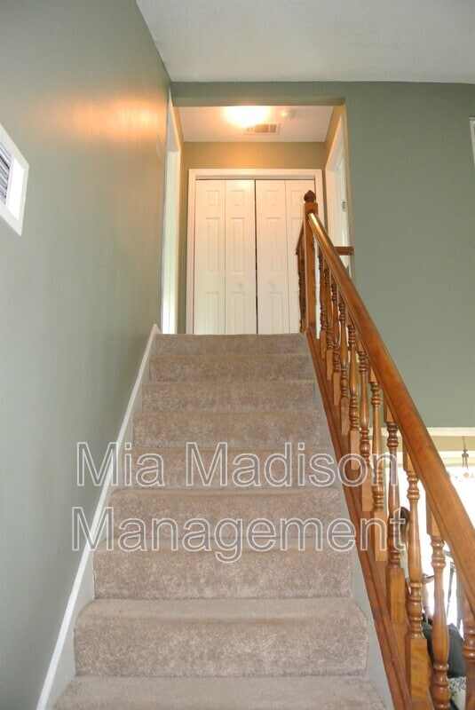 Building Photo - 138 Holland Park Cir
