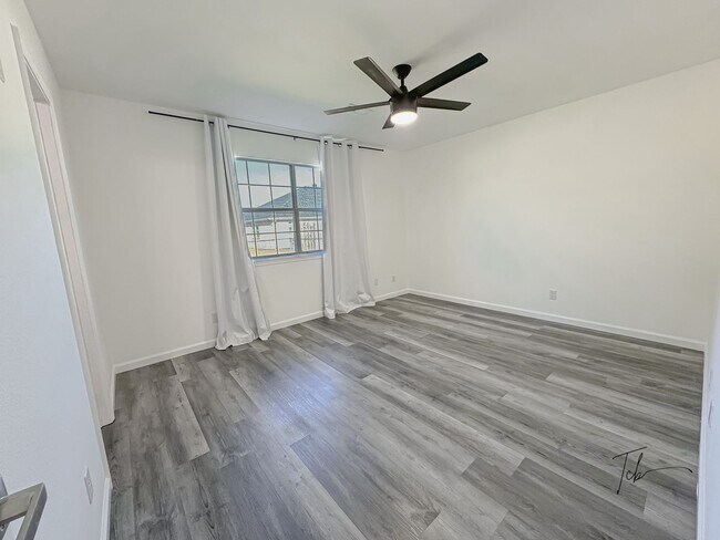 Building Photo - Available Now!  3 Bedroom, 2 Bathroom in Prime Bentonville Location, w/ Garage and Fenced-in Back...