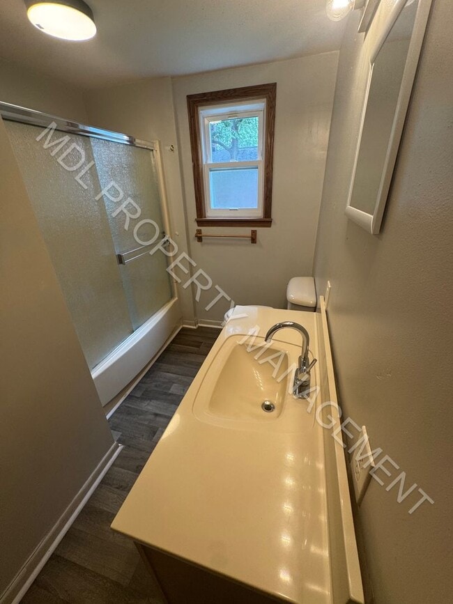 Building Photo - 2 bedroom 1 bathroom w/ additional living ...