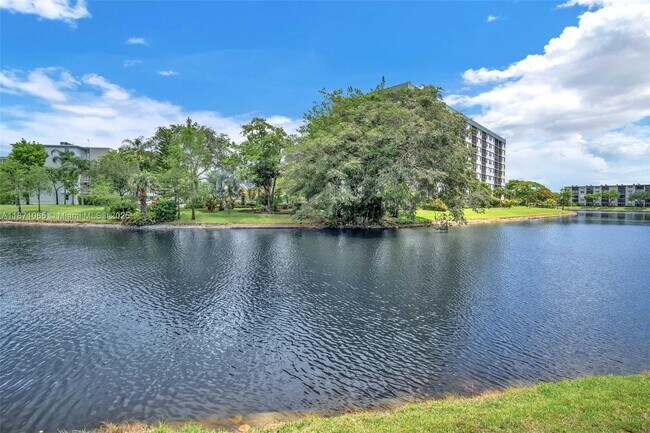 Building Photo - 2311 S Cypress Bend Dr