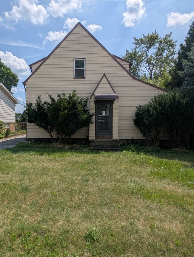 Building Photo - A charming 3-bedroom, 1-bathroom in Maple Heights