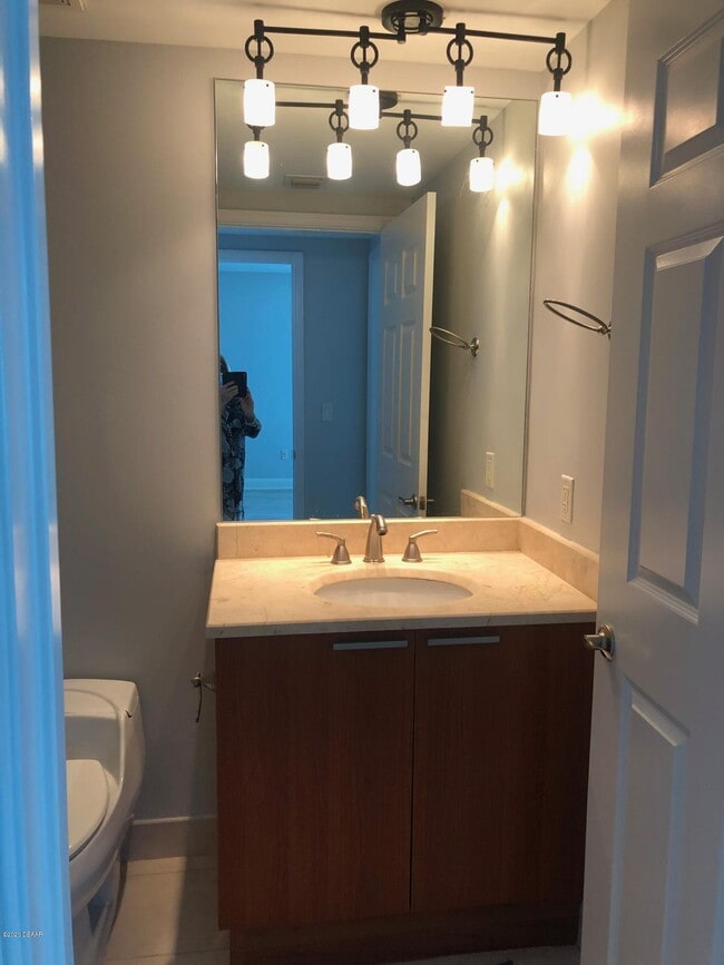 Building Photo - 231 Riverside Dr