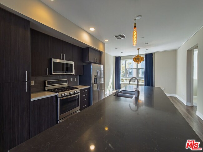 Building Photo - 2753 Waverly Dr