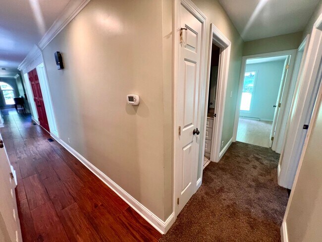 Building Photo - Cranberry - 6 bedroom 4 bathroom - Stunnin...