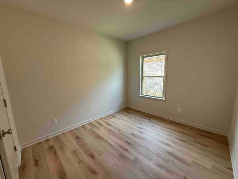 Building Photo - 603 Stillwater Cv