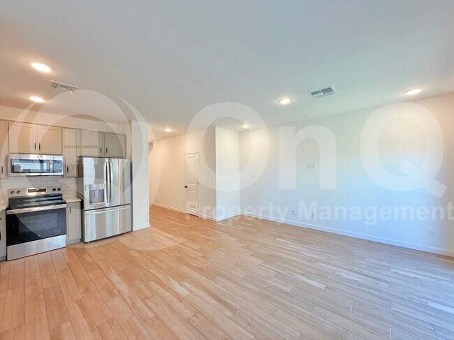 Building Photo - 2746 W Red Fox Rd