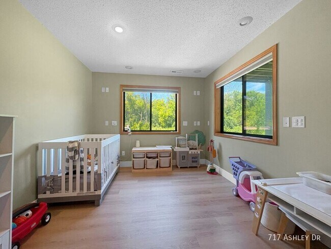 Building Photo - 717 Ashley Dr