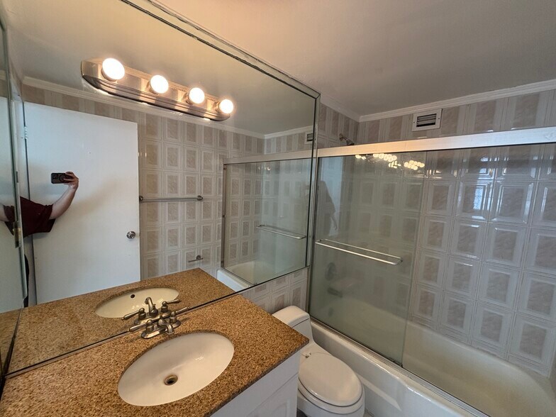 Building Photo - 999 Brickell Bay Dr