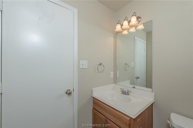 Building Photo - 2909 McLaren Dr