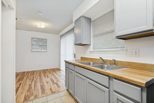 Building Photo - 3-BEDROOM HOME IN LOMA PARK