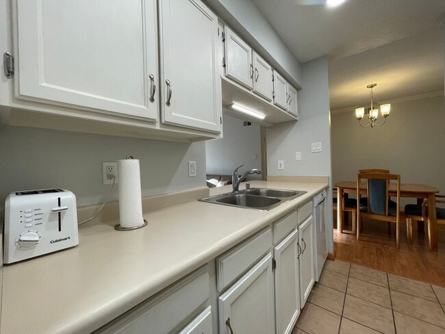 Building Photo - Furnished Oppenheimer Condo; Shorter Lease Options; Unit 212