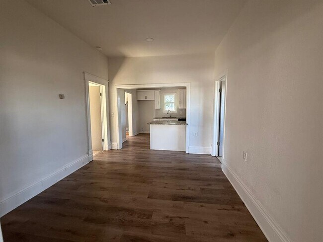 Building Photo - 105 S Magnolia St