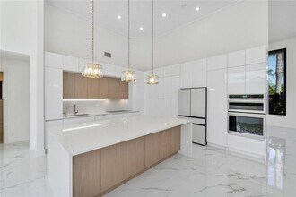 Building Photo - 410 Sabal Way