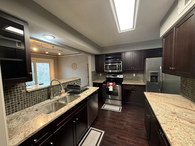 Building Photo - Beautiful 2-Bed, 3.5-Bath - Furnished Townhome - Now Offering a $500 Move-In Incentive — Ask for ...