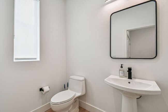 Building Photo - A charming coastal townhouse, just minutes from downtown St. Pete!