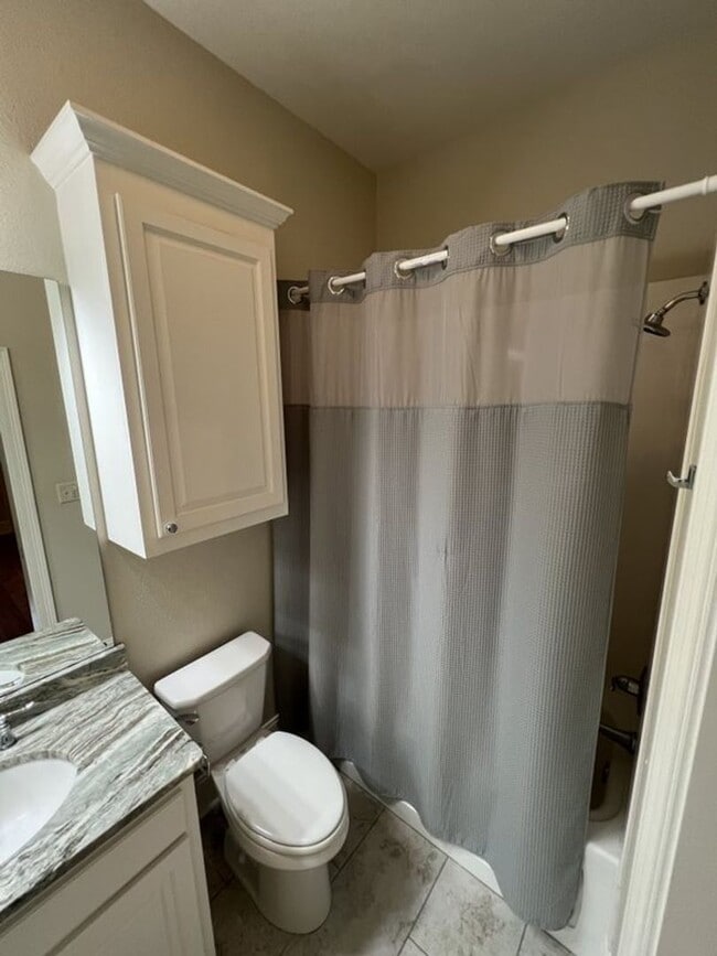 Building Photo - Trendy, 2 bedroom, 2 bathroom townhouse lo...