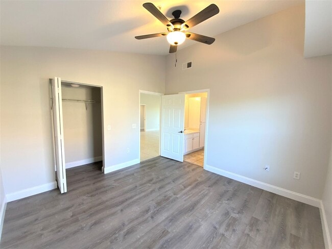 Building Photo - ** FAIRWAY PRESERVE ** 3 BED / 2 BATH COND...