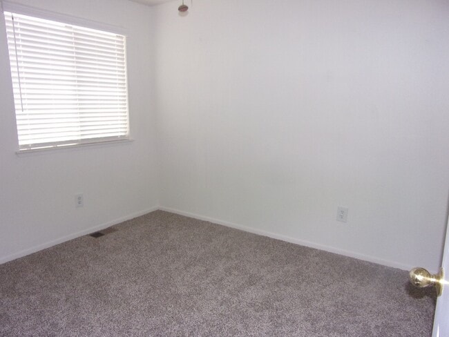 Building Photo - 853 Vassar Dr