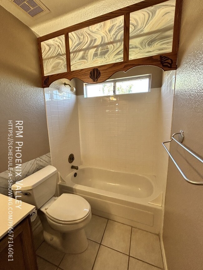 Building Photo - Large 4/ 2.5 Home Warm &  Welcoming & Larg...