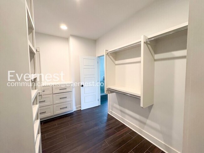 Building Photo - 3 Bed, 2 Bath Home with Fenced Yard & Garage / Available Now!