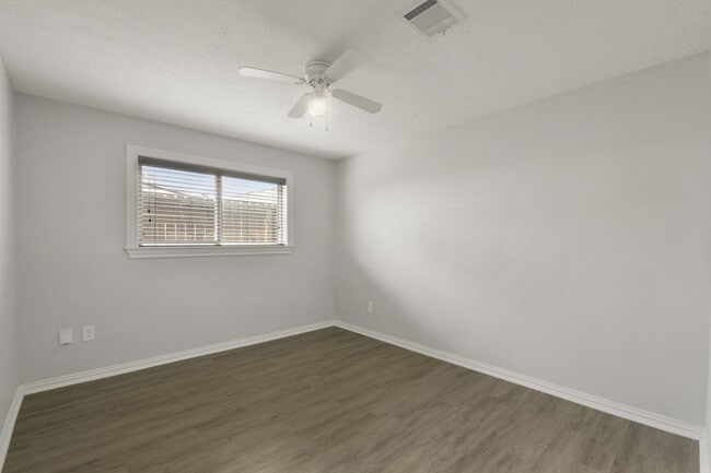 Building Photo - 15710 Creekhaven Dr