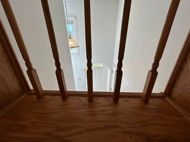 Building Photo - 5 Bed 2 Bath Home with 2 Car Attached Garage in Quiet Nice Neighborhood.