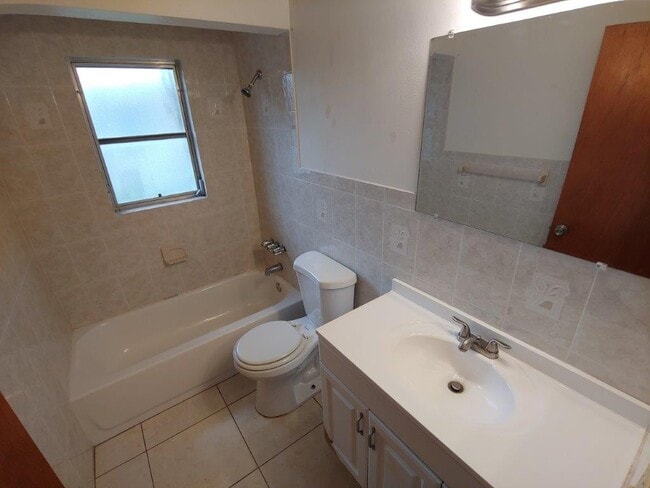 Building Photo - 2/2/1 1320 Sq. Ft. with INDOOR LAUNDRY, UPDATED BATHROOMS & a HUGE kitchen...