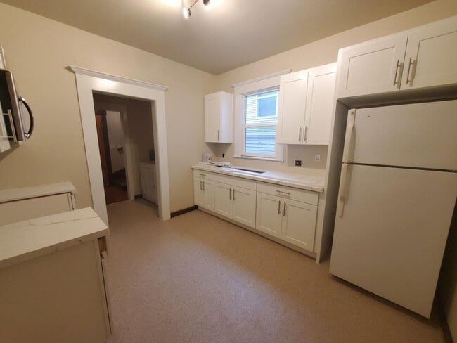 Building Photo - Charming 4 Bedroom + Bonus - 1 Bath Unit in University District