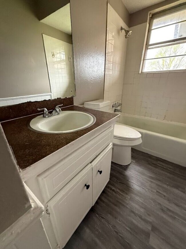 Building Photo - Charming 4-Bedroom Home with Spacious Yard!