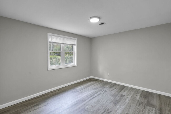 Building Photo - Spacious 3 Bed 1 Bath Home