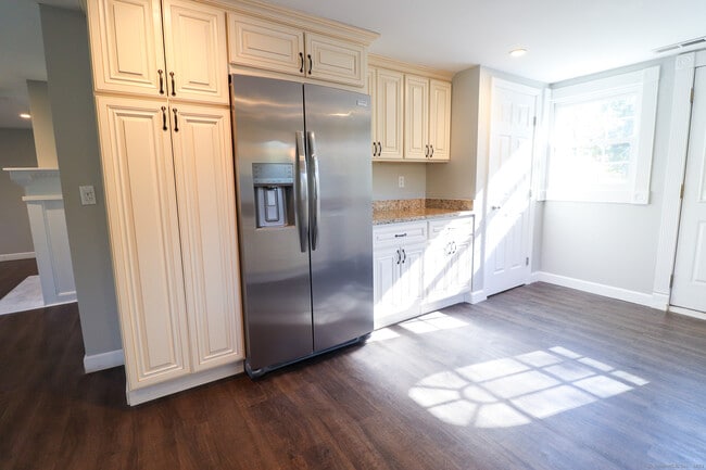 Building Photo - 66 Nehantic Dr