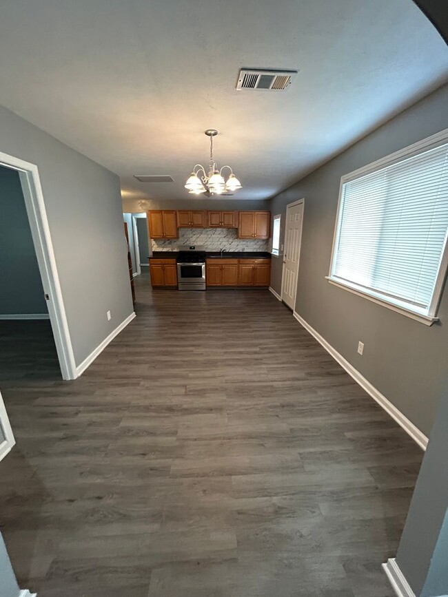 Building Photo - 2 Bed -1 Bath - Single Family Home, Recent...