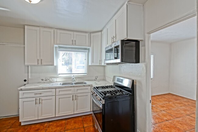 Building Photo - 3809 Crest Dr