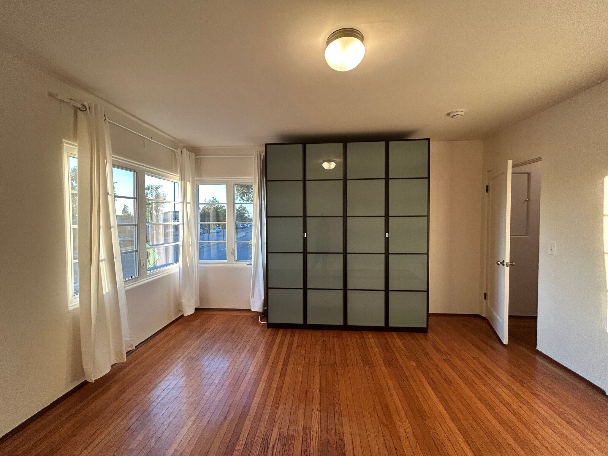 Door leads to hallway. - 1903 Sacramento St