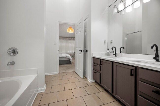Building Photo - 4016 Kenesaw Dr