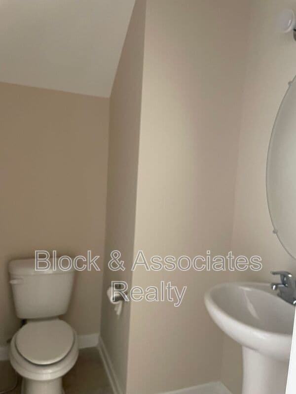 Building Photo - 547 Song Sparrow Ln