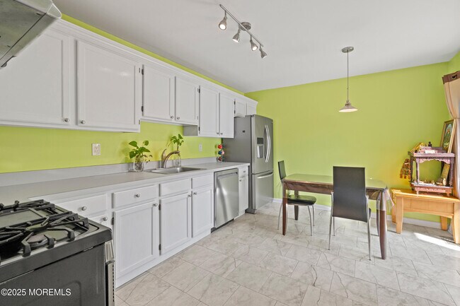 Building Photo - 7 Warbler Rd