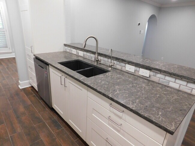 Building Photo - 3606 Lakefield St