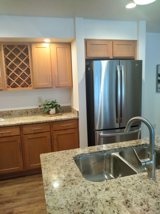 Building Photo - 2745 Hidden Dr