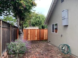 Building Photo - 463 Rosewood Ave
